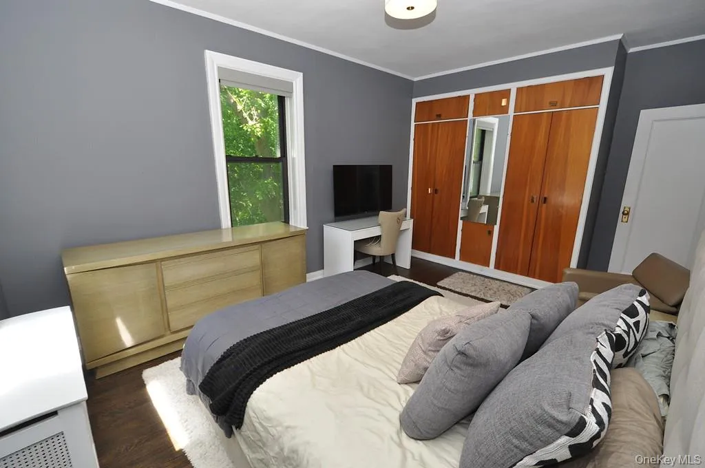 Corner Bedroom overlooks Garth Woods and Has two large closets. Corner Bedroom overlooks Garth Woods and Has two large closets.