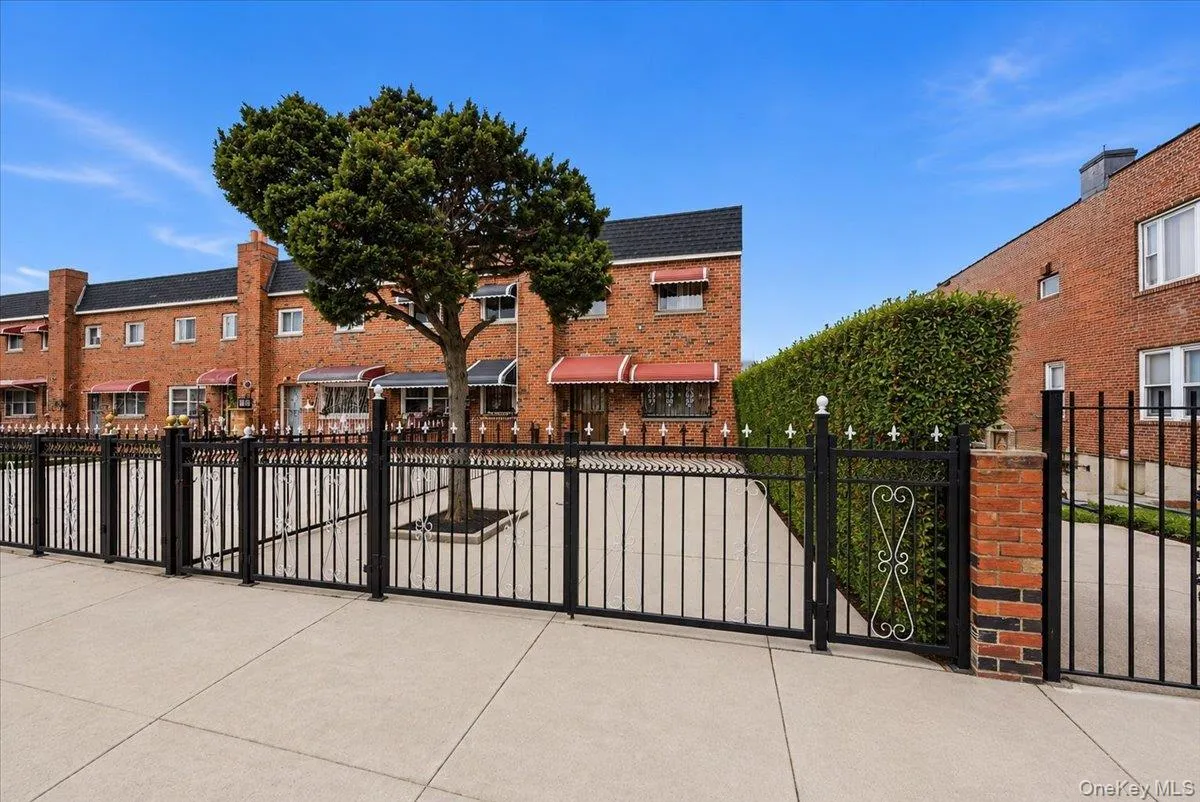 4165 Baychester Avenue, New York, NY, 3 Bedrooms Bedrooms, 8 Rooms Rooms,2 BathroomsBathrooms,Residential,For Rent,Baychester,0,997700 4165 Baychester Avenue, New York, NY, 3 Bedrooms Bedrooms, 8 Rooms Rooms,2 BathroomsBathrooms,Residential,For Rent,Baychester,0,997700