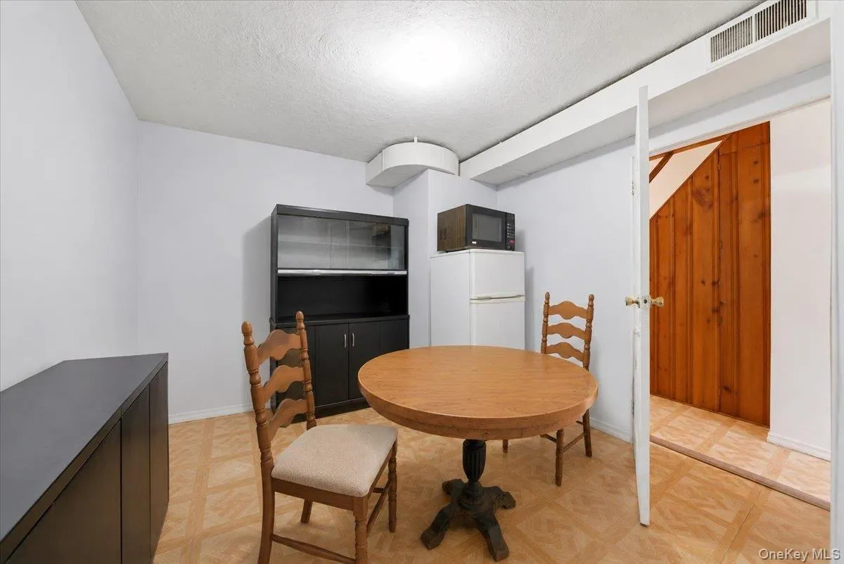 4165 Baychester Avenue, New York, NY, 3 Bedrooms Bedrooms, 8 Rooms Rooms,2 BathroomsBathrooms,Residential,For Rent,Baychester,0,997700 4165 Baychester Avenue, New York, NY, 3 Bedrooms Bedrooms, 8 Rooms Rooms,2 BathroomsBathrooms,Residential,For Rent,Baychester,0,997700
