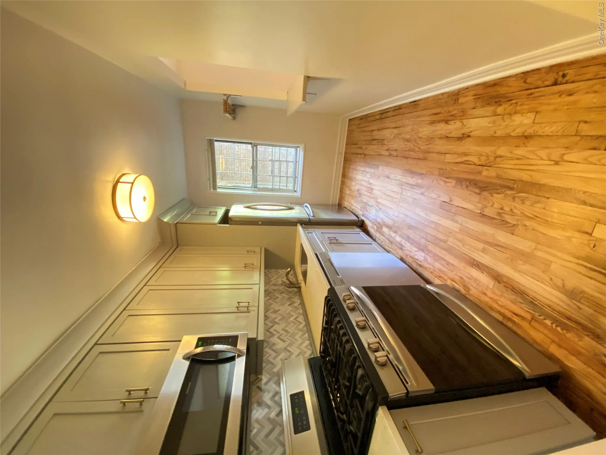 55-23 31st Avenue, New York, NY, 1 Bedroom Bedrooms, 3 Rooms Rooms,1 BathroomBathrooms,Residential Sale,For Rent,31st,0,997704 55-23 31st Avenue, New York, NY, 1 Bedroom Bedrooms, 3 Rooms Rooms,1 BathroomBathrooms,Residential Sale,For Rent,31st,0,997704
