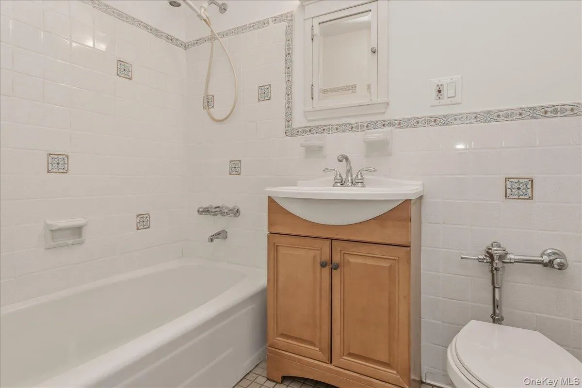 66-15 Thornton Place, New York, NY, 1 Bedroom Bedrooms, 3 Rooms Rooms,1 BathroomBathrooms,Residential,For Rent,Thornton,0,997756 66-15 Thornton Place, New York, NY, 1 Bedroom Bedrooms, 3 Rooms Rooms,1 BathroomBathrooms,Residential,For Rent,Thornton,0,997756