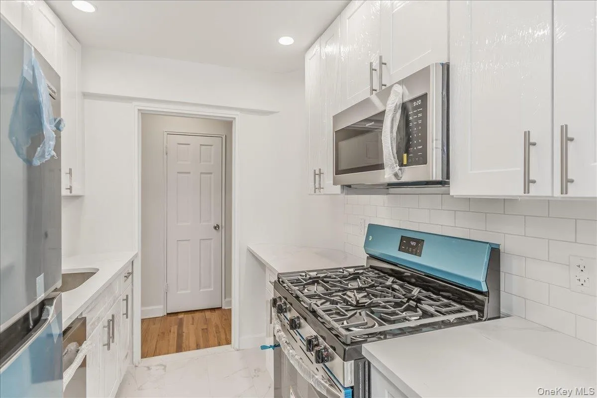 66-15 Thornton Place, New York, NY, 1 Bedroom Bedrooms, 3 Rooms Rooms,1 BathroomBathrooms,Residential,For Rent,Thornton,0,997756 66-15 Thornton Place, New York, NY, 1 Bedroom Bedrooms, 3 Rooms Rooms,1 BathroomBathrooms,Residential,For Rent,Thornton,0,997756