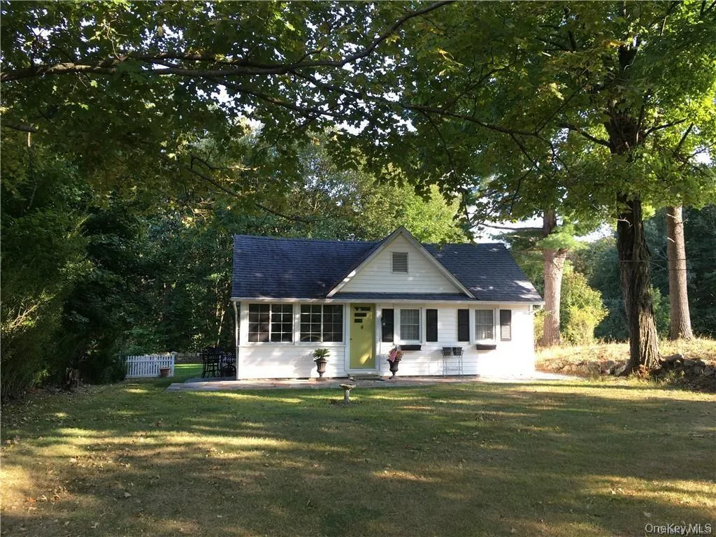 View of front facade featuring a front yard View of front facade featuring a front yard