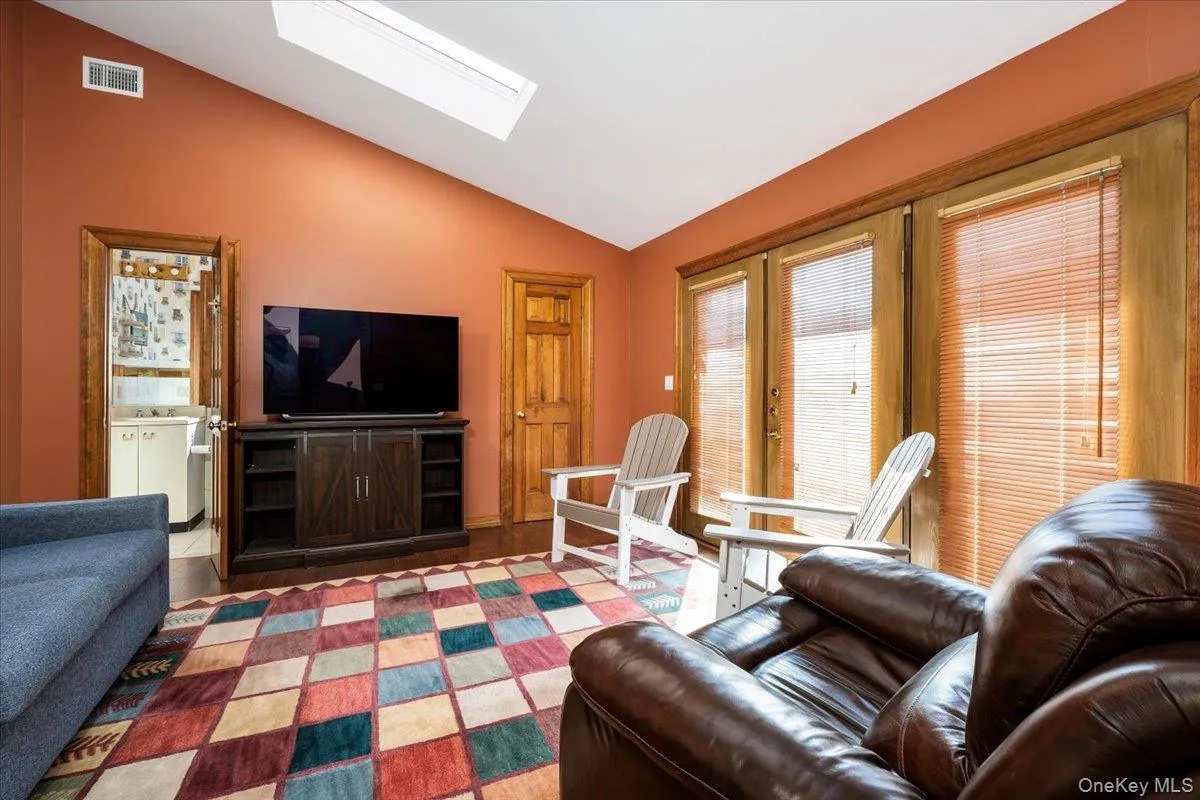 Den/Guest Bedroom with ensuite full bathroom Den/Guest Bedroom with ensuite full bathroom