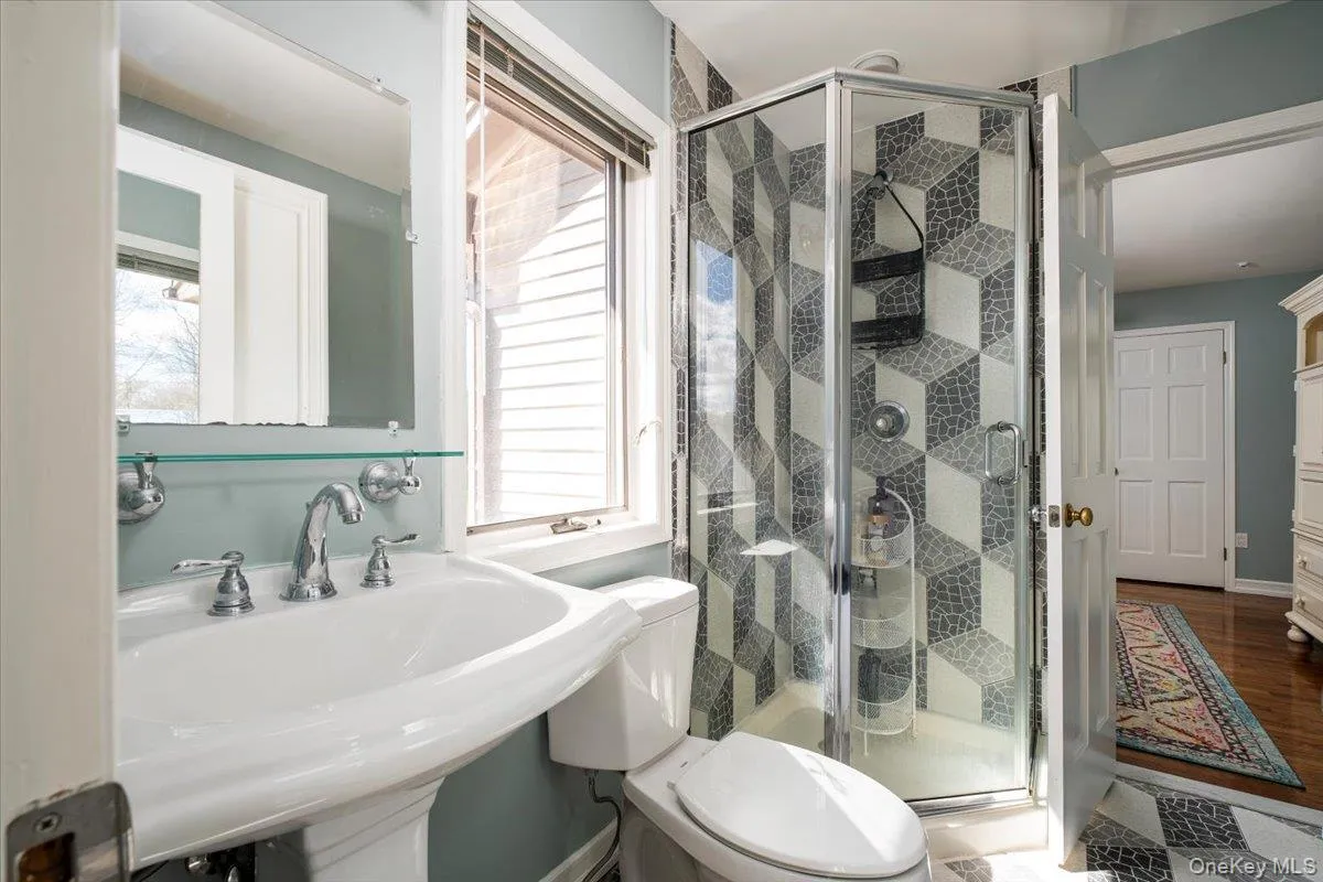 Jack and Jill Full Bathroom between two upstairs bedrooms. Jack and Jill Full Bathroom between two upstairs bedrooms.