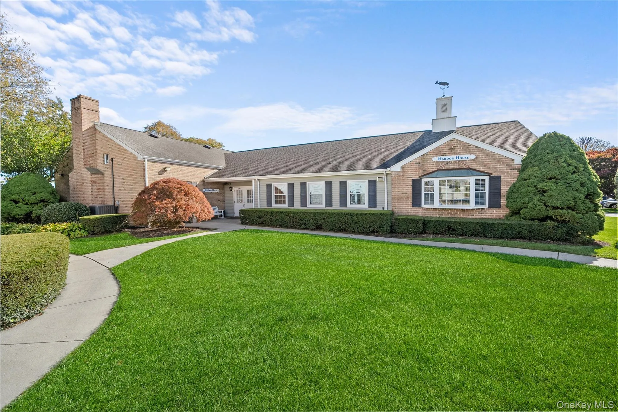 Active clubhouse with gym, library, billiards. Active clubhouse with gym, library, billiards.