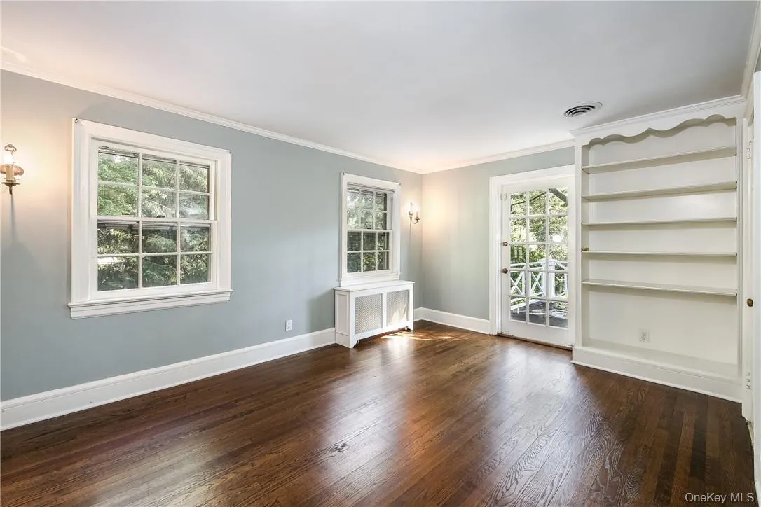 Third bedroom with built-in bookshelves, ample closet space and door to roof deck. Third bedroom with built-in bookshelves, ample closet space and door to roof deck.