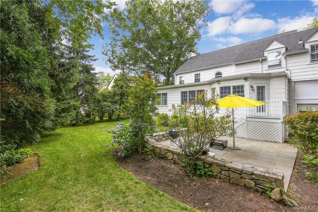 Bluestone patio is accessed from kitchen and is perfect for backyard BBQs. Bluestone patio is accessed from kitchen and is perfect for backyard BBQs.