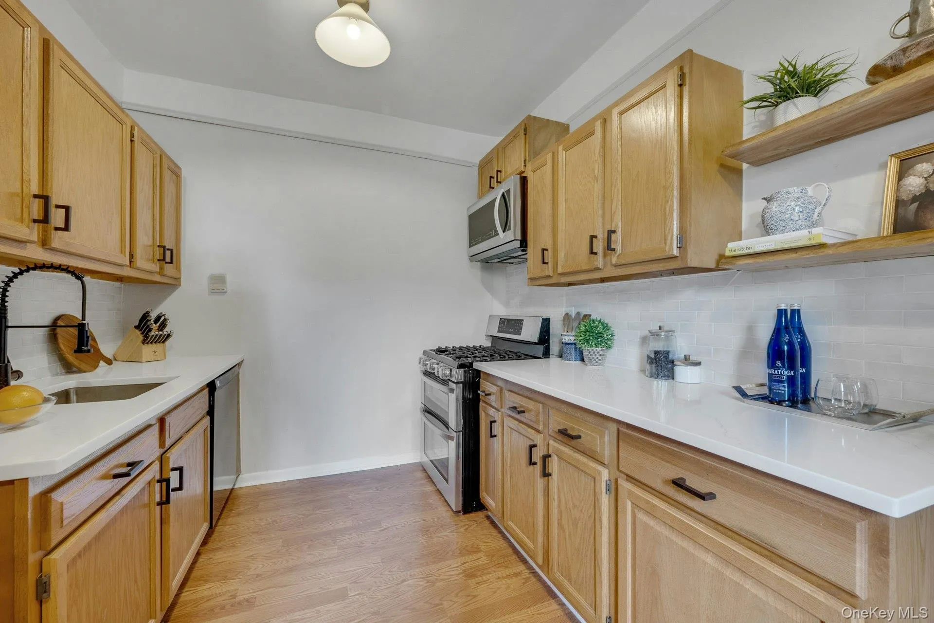 Eat-in Kitchen Eat-in Kitchen