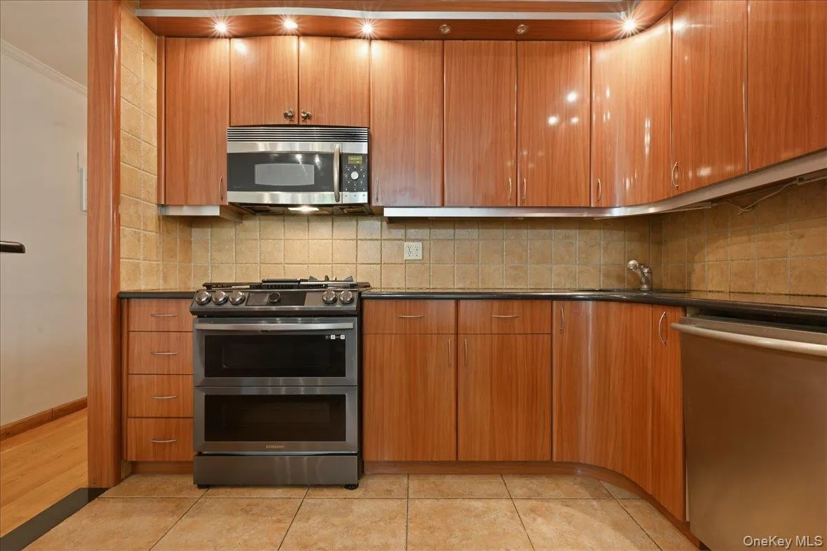 7116 162nd Street, New York, NY, 3 Bedrooms Bedrooms, 6 Rooms Rooms,2 BathroomsBathrooms,Residential Sale,For Rent,162nd,0,997808 7116 162nd Street, New York, NY, 3 Bedrooms Bedrooms, 6 Rooms Rooms,2 BathroomsBathrooms,Residential Sale,For Rent,162nd,0,997808