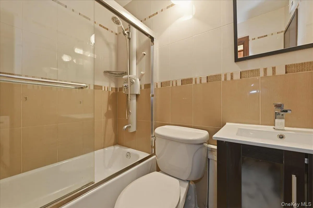 7116 162nd Street, New York, NY, 3 Bedrooms Bedrooms, 6 Rooms Rooms,2 BathroomsBathrooms,Residential Sale,For Rent,162nd,0,997808 7116 162nd Street, New York, NY, 3 Bedrooms Bedrooms, 6 Rooms Rooms,2 BathroomsBathrooms,Residential Sale,For Rent,162nd,0,997808