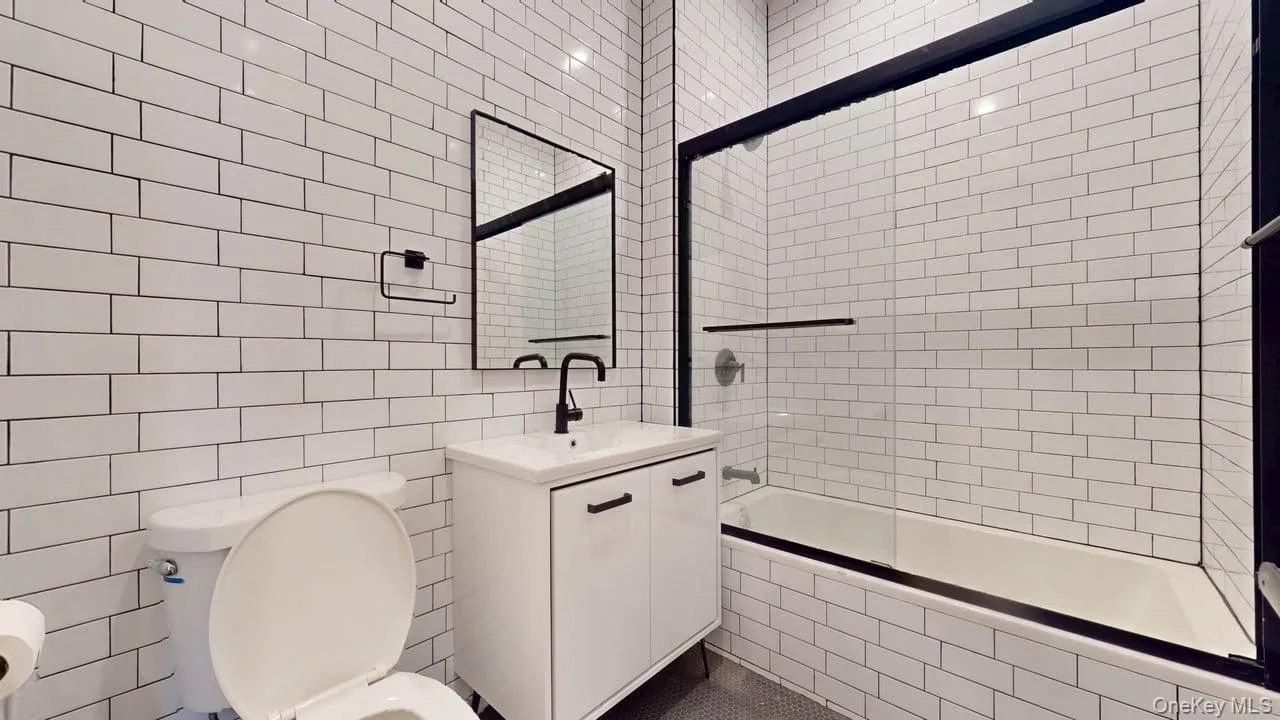 1198 Greene Avenue, New York, NY, 3 Bedrooms Bedrooms, 5 Rooms Rooms,2 BathroomsBathrooms,Residential Lease,For Rent,Greene,0,997812 1198 Greene Avenue, New York, NY, 3 Bedrooms Bedrooms, 5 Rooms Rooms,2 BathroomsBathrooms,Residential Lease,For Rent,Greene,0,997812