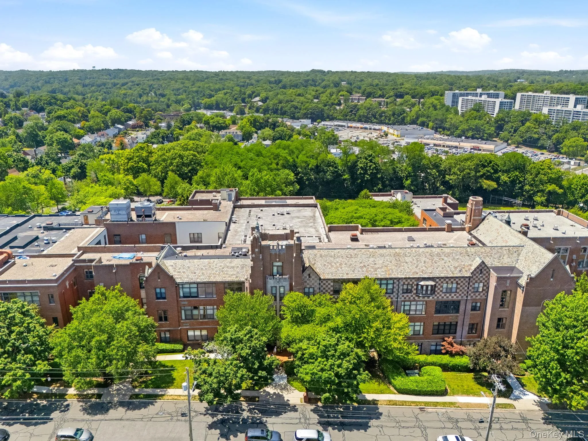 Urban convenience with suburban comfort. Urban convenience with suburban comfort.