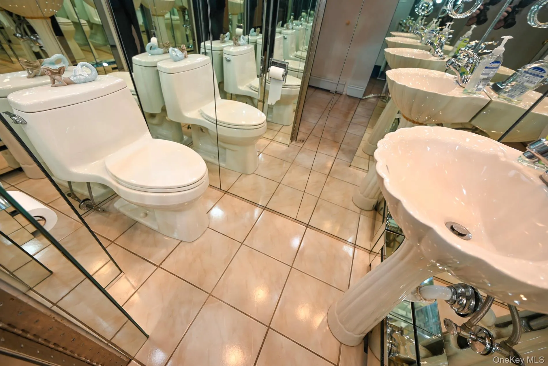 Main Level 1/2 Bath Main Level 1/2 Bath