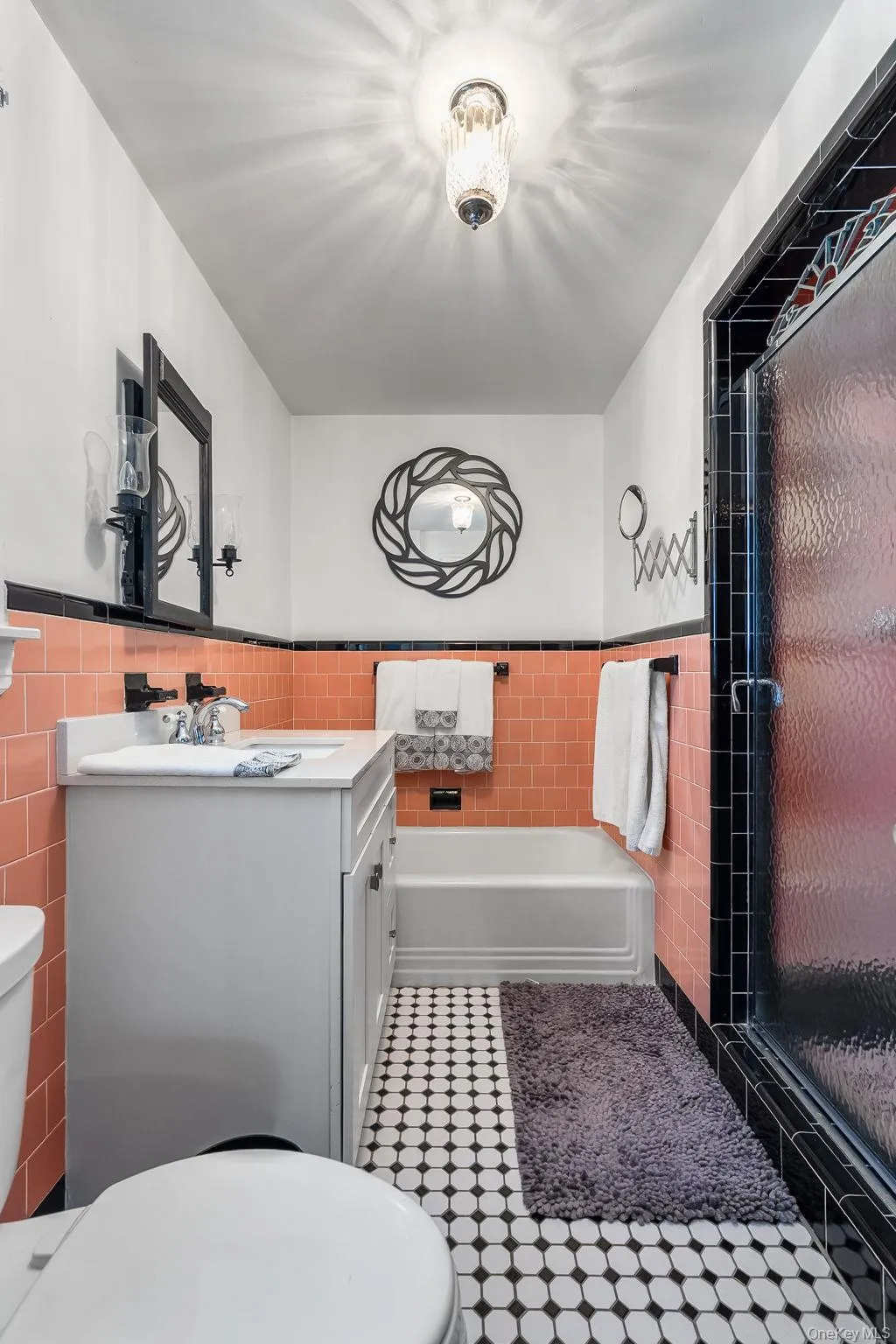 Bathroom on the upstairs bedroom-level Bathroom on the upstairs bedroom-level