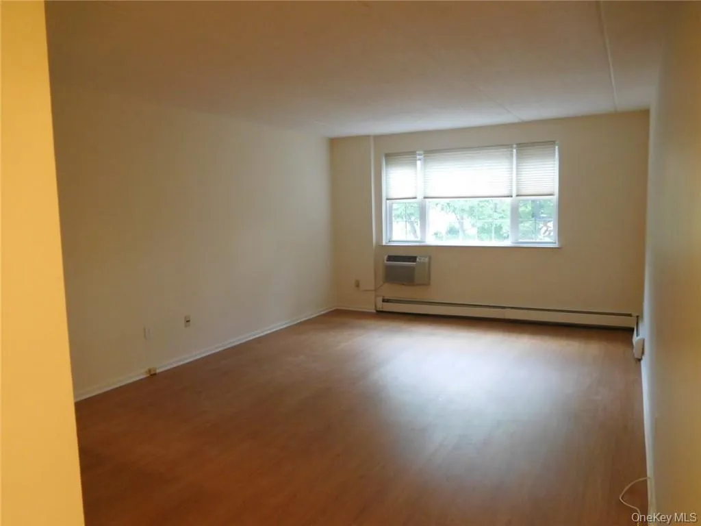 Bright Living/Dining Room Combo w/new flooring Bright Living/Dining Room Combo w/new flooring