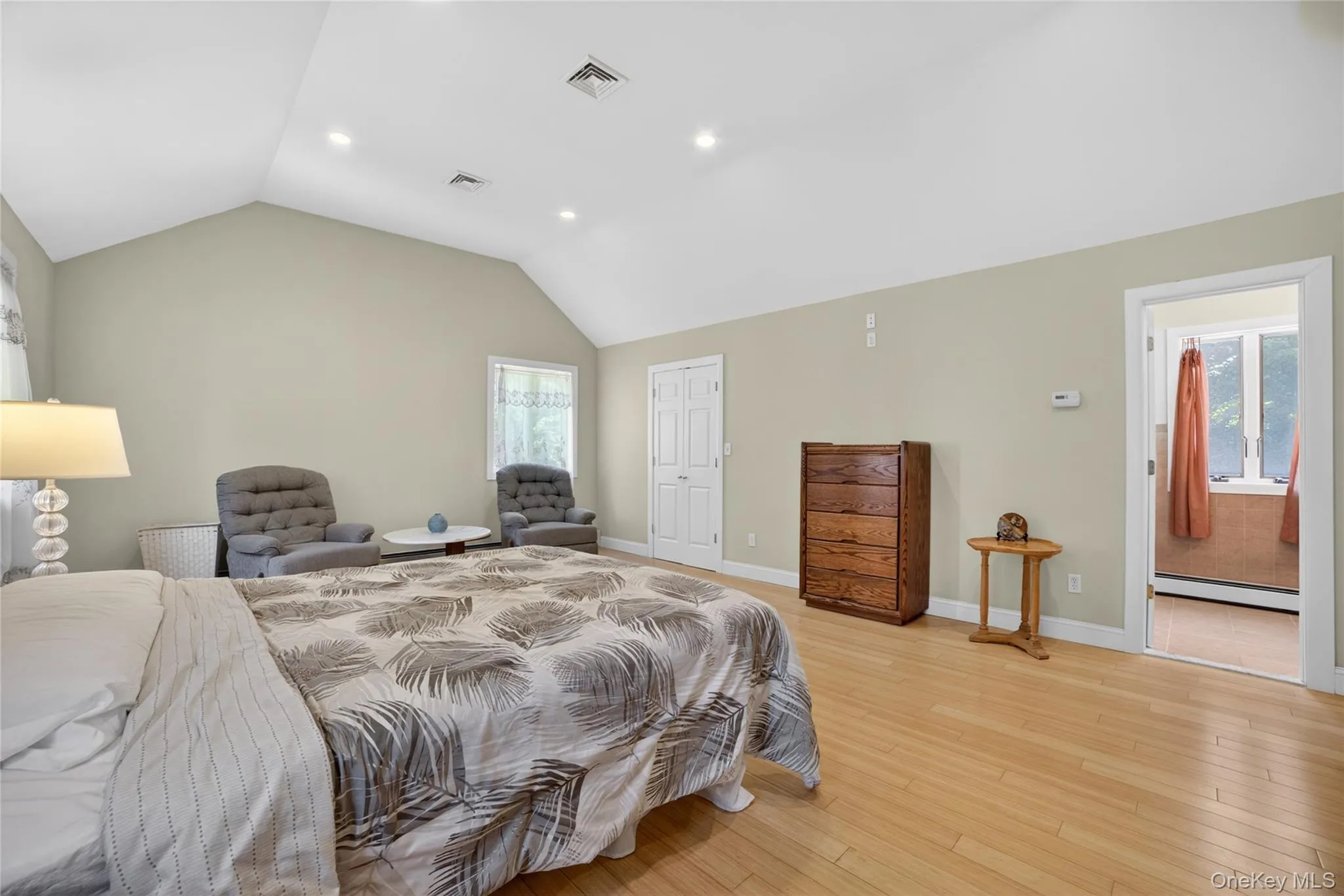 The bathroom is directly off the bedroom for the ensuite effect. The bathroom is directly off the bedroom for the ensuite effect.