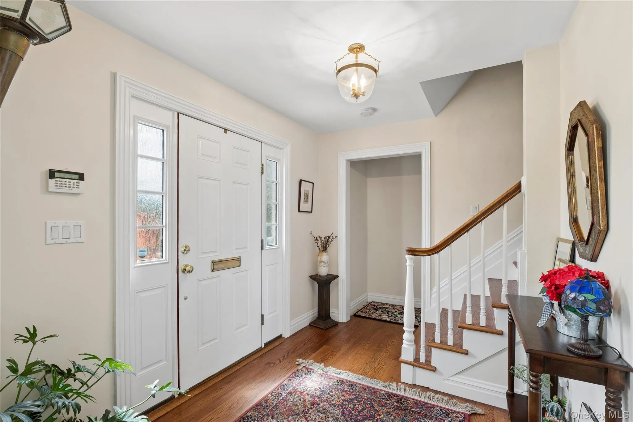 Light and bright spacious entry. Light and bright spacious entry.