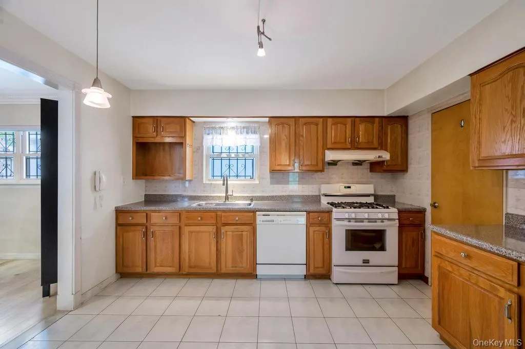17504 50th Avenue, New York, NY, 2 Bedrooms Bedrooms, 6 Rooms Rooms,2 BathroomsBathrooms,Residential,For Rent,50th,0,998119 17504 50th Avenue, New York, NY, 2 Bedrooms Bedrooms, 6 Rooms Rooms,2 BathroomsBathrooms,Residential,For Rent,50th,0,998119