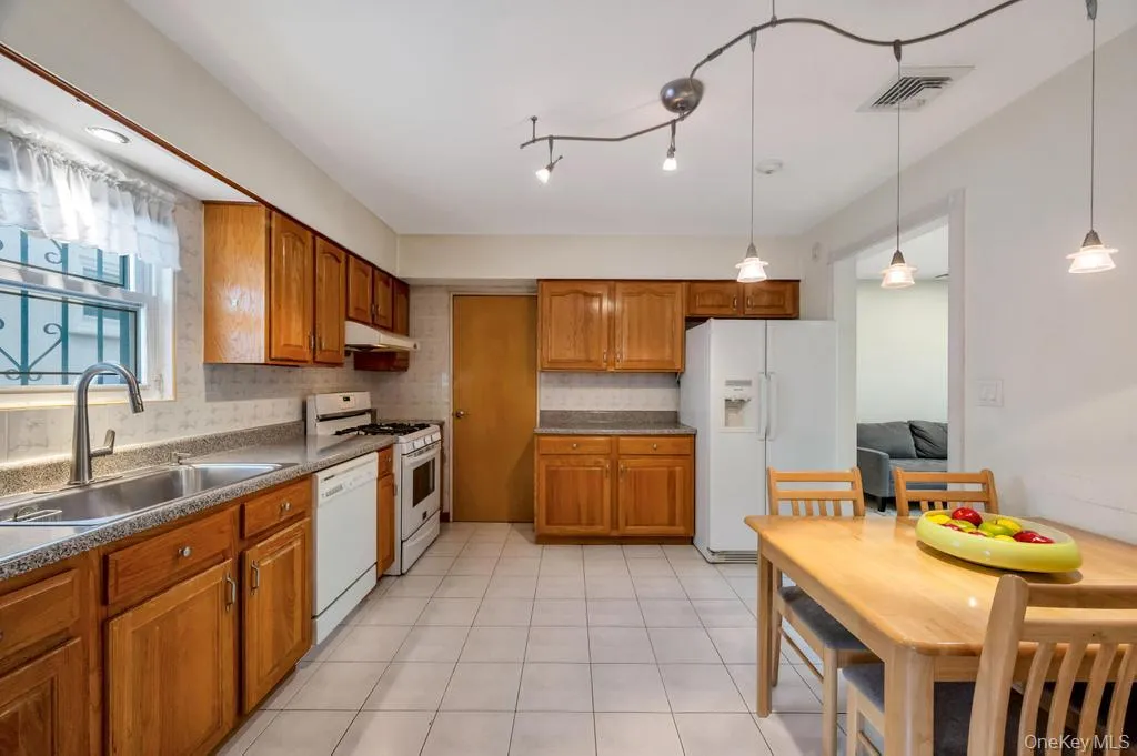 17504 50th Avenue, New York, NY, 2 Bedrooms Bedrooms, 6 Rooms Rooms,2 BathroomsBathrooms,Residential,For Rent,50th,0,998119 17504 50th Avenue, New York, NY, 2 Bedrooms Bedrooms, 6 Rooms Rooms,2 BathroomsBathrooms,Residential,For Rent,50th,0,998119