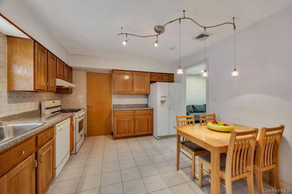 17504 50th Avenue, New York, NY, 2 Bedrooms Bedrooms, 6 Rooms Rooms,2 BathroomsBathrooms,Residential,For Rent,50th,0,998119 17504 50th Avenue, New York, NY, 2 Bedrooms Bedrooms, 6 Rooms Rooms,2 BathroomsBathrooms,Residential,For Rent,50th,0,998119