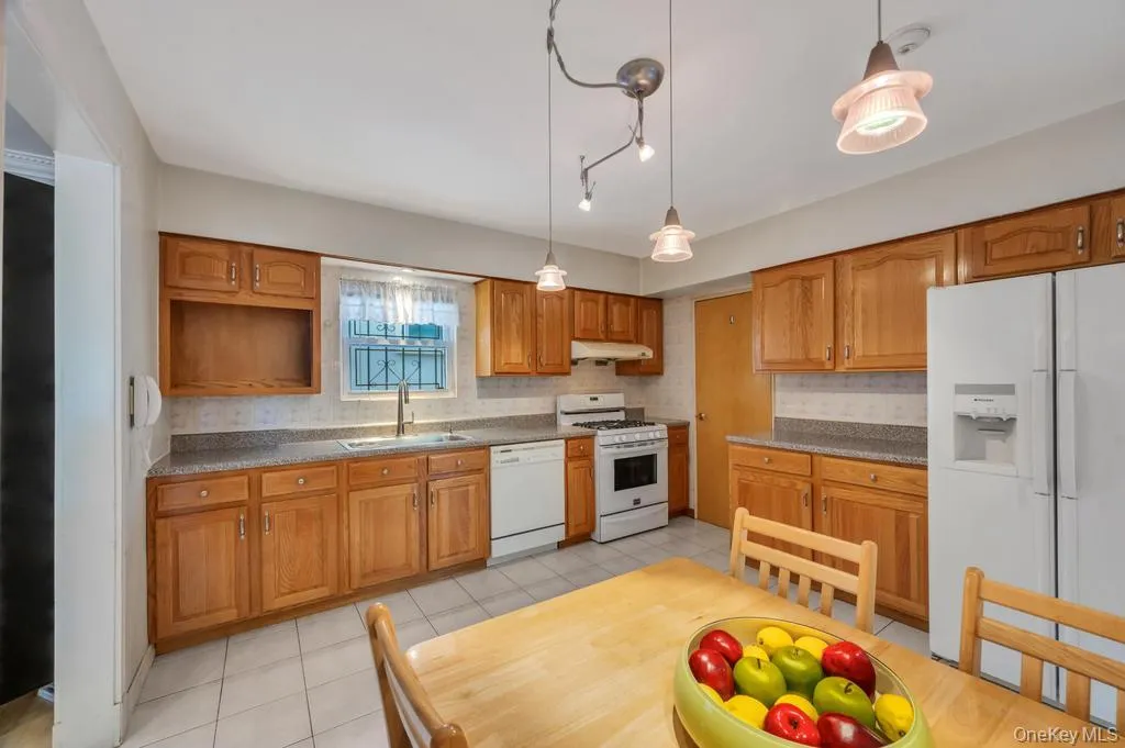 17504 50th Avenue, New York, NY, 2 Bedrooms Bedrooms, 6 Rooms Rooms,2 BathroomsBathrooms,Residential,For Rent,50th,0,998119 17504 50th Avenue, New York, NY, 2 Bedrooms Bedrooms, 6 Rooms Rooms,2 BathroomsBathrooms,Residential,For Rent,50th,0,998119