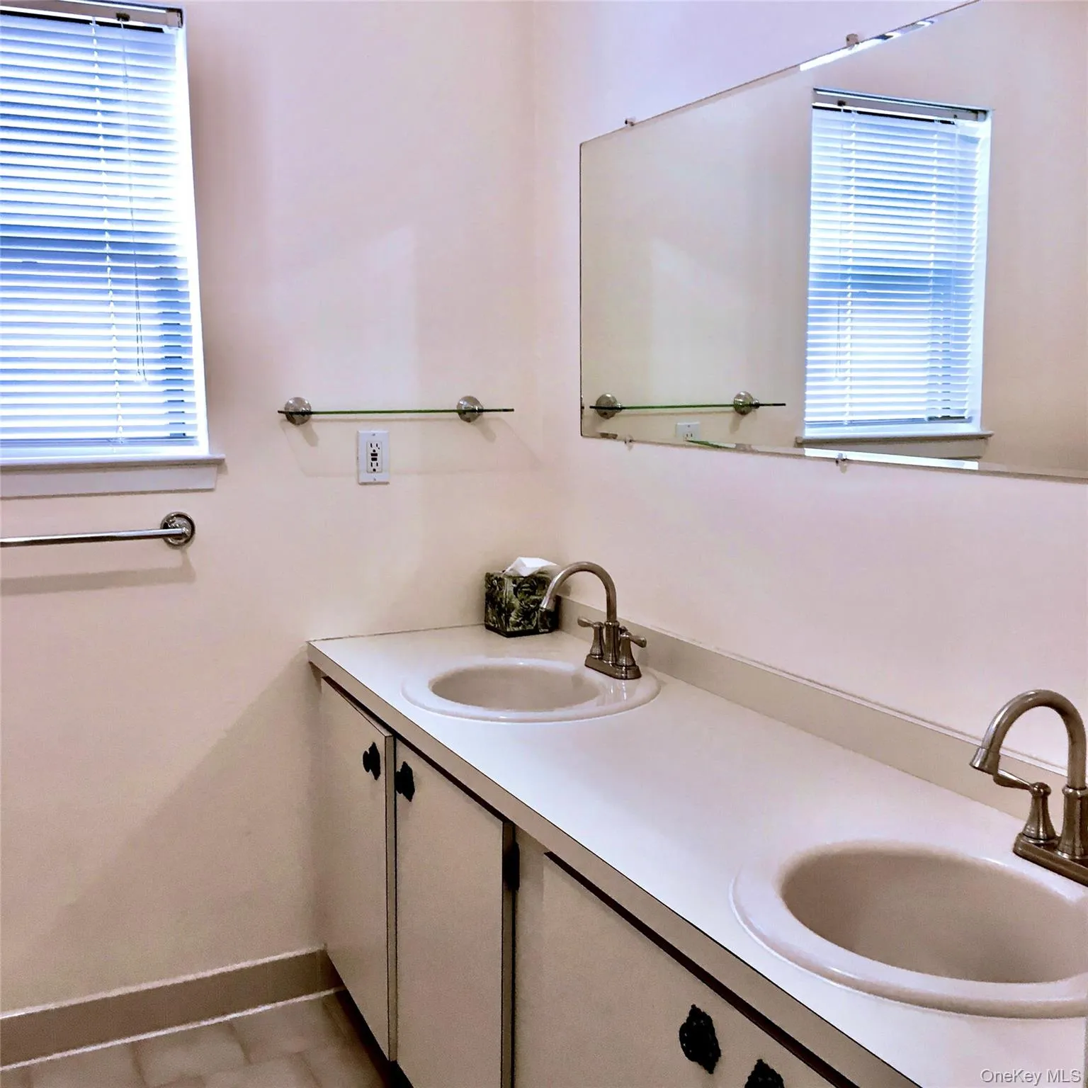 70 Hickory Road, North Hempstead, NY, 2 Bedrooms Bedrooms, 5 Rooms Rooms,3 BathroomsBathrooms,Residential Lease,For Rent,Hickory,0,998157 70 Hickory Road, North Hempstead, NY, 2 Bedrooms Bedrooms, 5 Rooms Rooms,3 BathroomsBathrooms,Residential Lease,For Rent,Hickory,0,998157