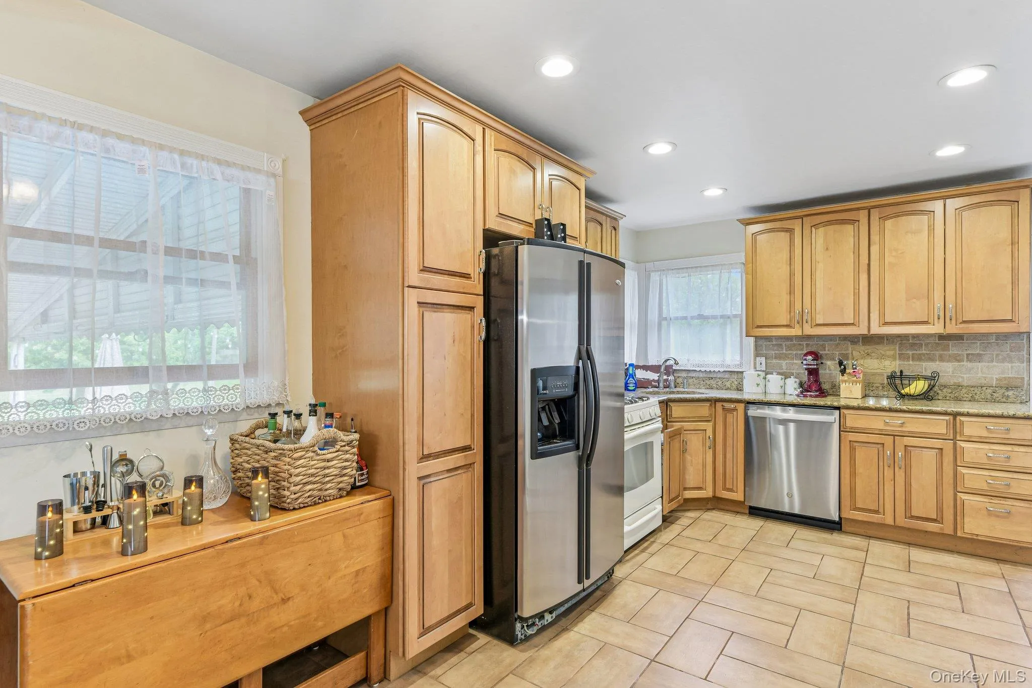 Spacious Kitchen with Granite Countertops Spacious Kitchen with Granite Countertops