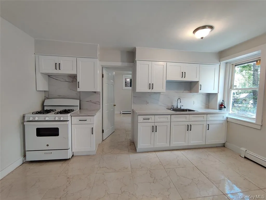 20 Noxon Street, Poughkeepsie, NY, 1 Bedroom Bedrooms, 4 Rooms Rooms,1 BathroomBathrooms,Residential Lease,For Rent,Noxon,0,998196 20 Noxon Street, Poughkeepsie, NY, 1 Bedroom Bedrooms, 4 Rooms Rooms,1 BathroomBathrooms,Residential Lease,For Rent,Noxon,0,998196
