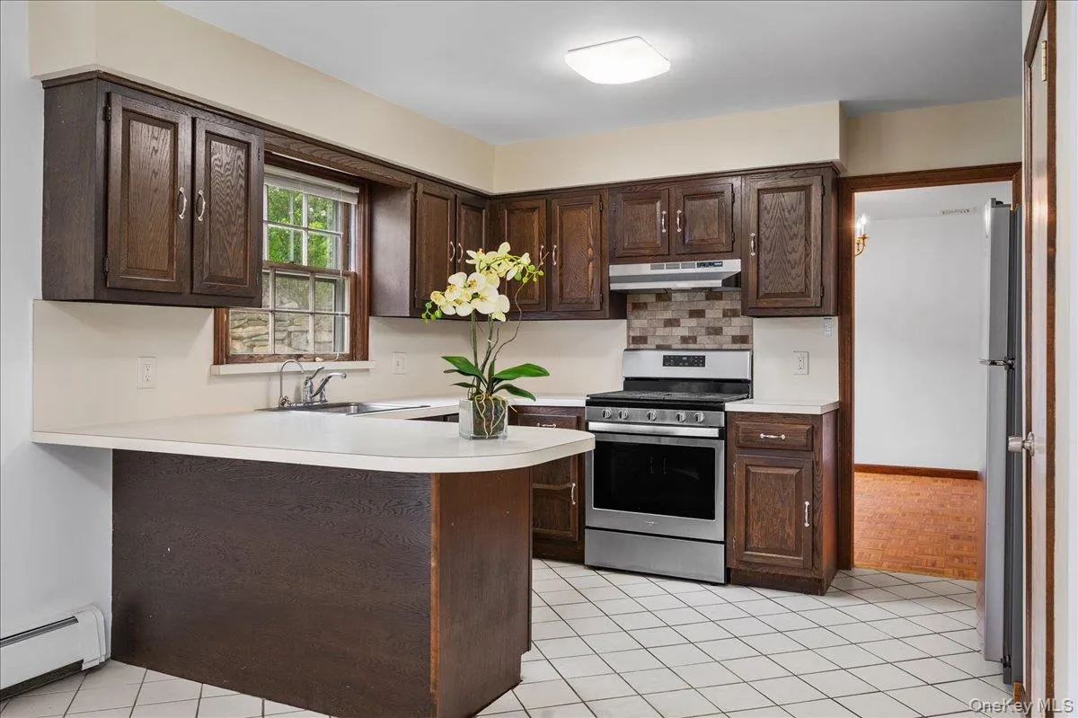 Kitchen with Breakfast Bar Kitchen with Breakfast Bar