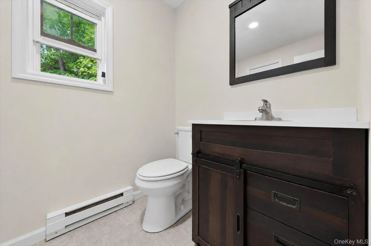 Full bathroom with tub/shower Full bathroom with tub/shower
