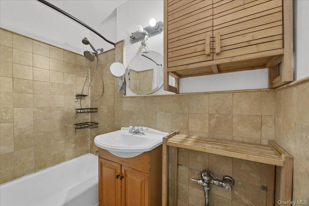 3176 Decatur Avenue, New York, NY, 1 Bedroom Bedrooms, 3 Rooms Rooms,1 BathroomBathrooms,Residential,For Rent,Decatur,0,998316 3176 Decatur Avenue, New York, NY, 1 Bedroom Bedrooms, 3 Rooms Rooms,1 BathroomBathrooms,Residential,For Rent,Decatur,0,998316