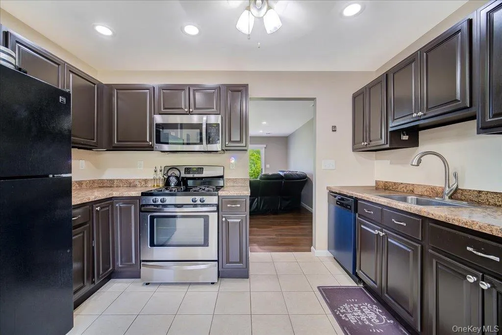 Kitchen facing the LR area. Kitchen facing the LR area.