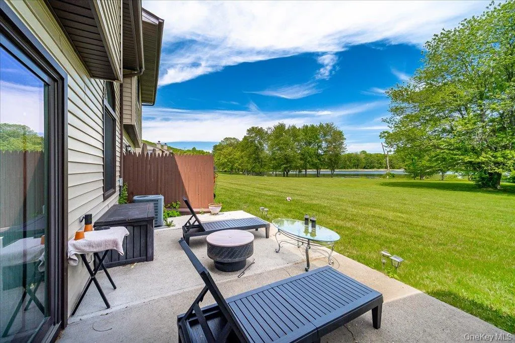 Private patio area with lake view! Private patio area with lake view!