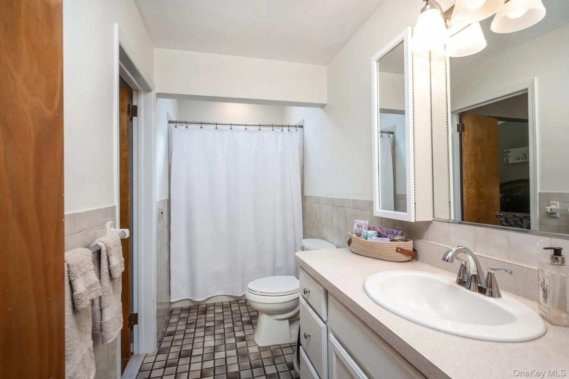 Primary Bathroom that also Connects to the Hallway. Primary Bathroom that also Connects to the Hallway.