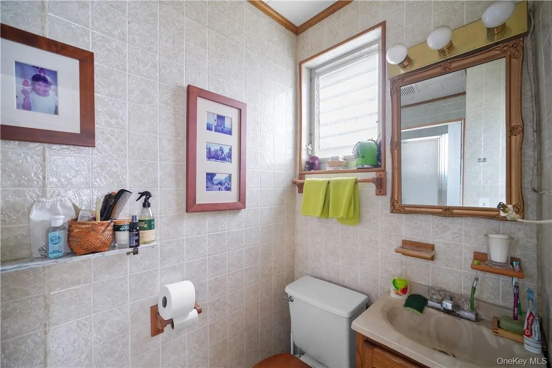 Full bathroom Full bathroom