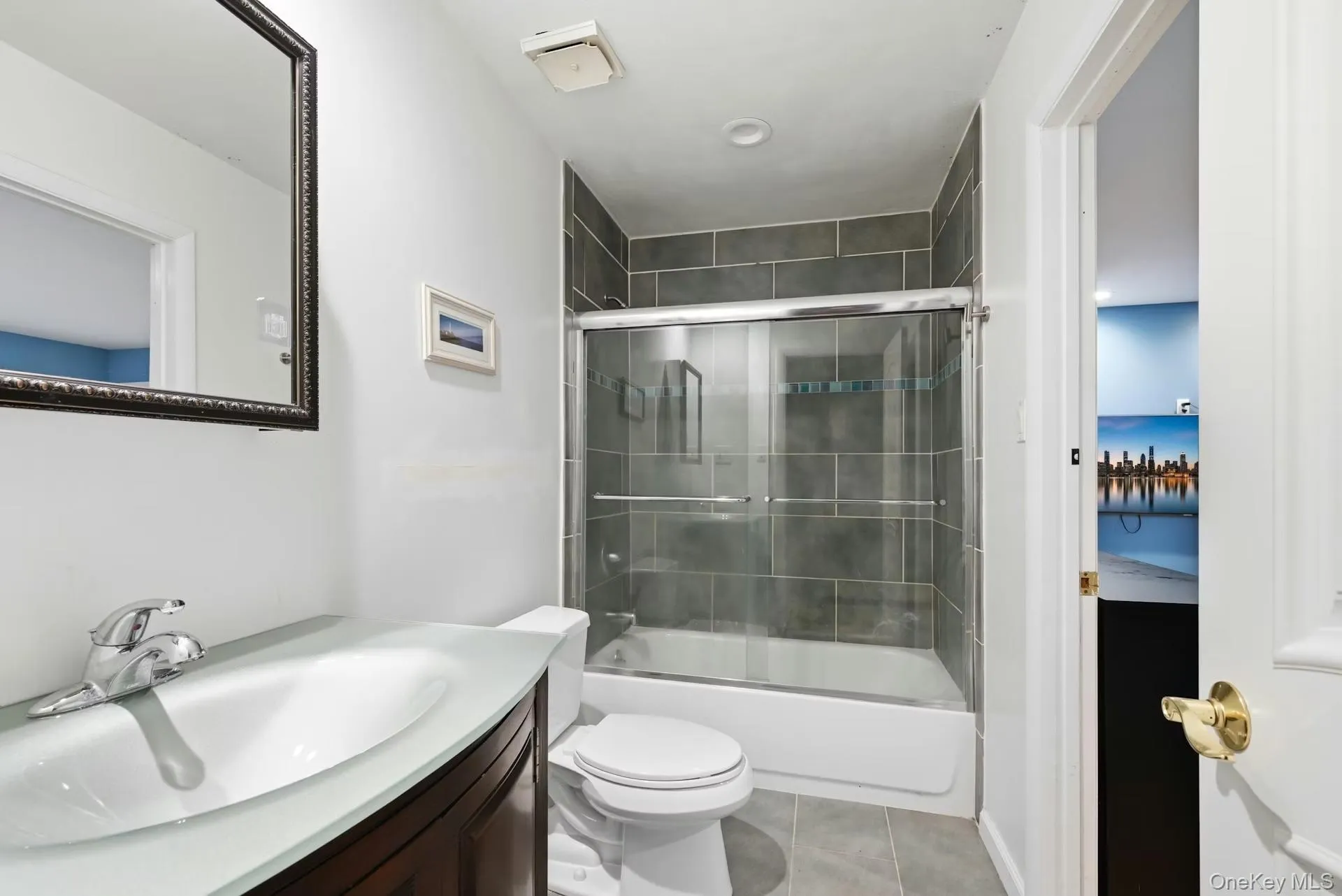 Dual entry bathroom from two bedrooms Dual entry bathroom from two bedrooms