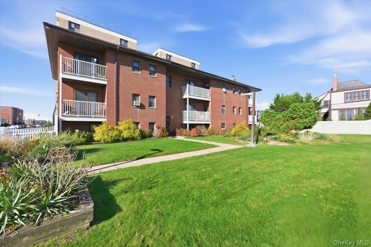 Building and Courtyard for resident use with side entrance Building and Courtyard for resident use with side entrance