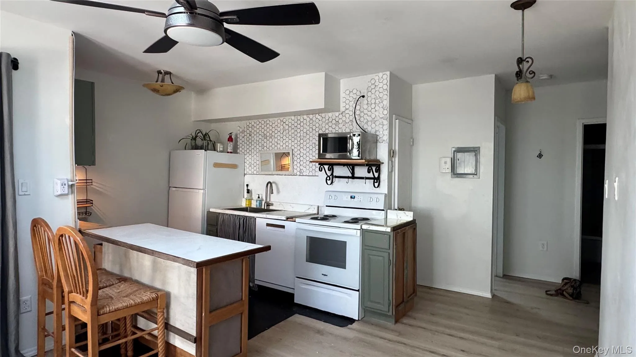 Newly remodeled eat in kitchen with energy saving appliances, lots of storage, ocean views. Newly remodeled eat in kitchen with energy saving appliances, lots of storage, ocean views.