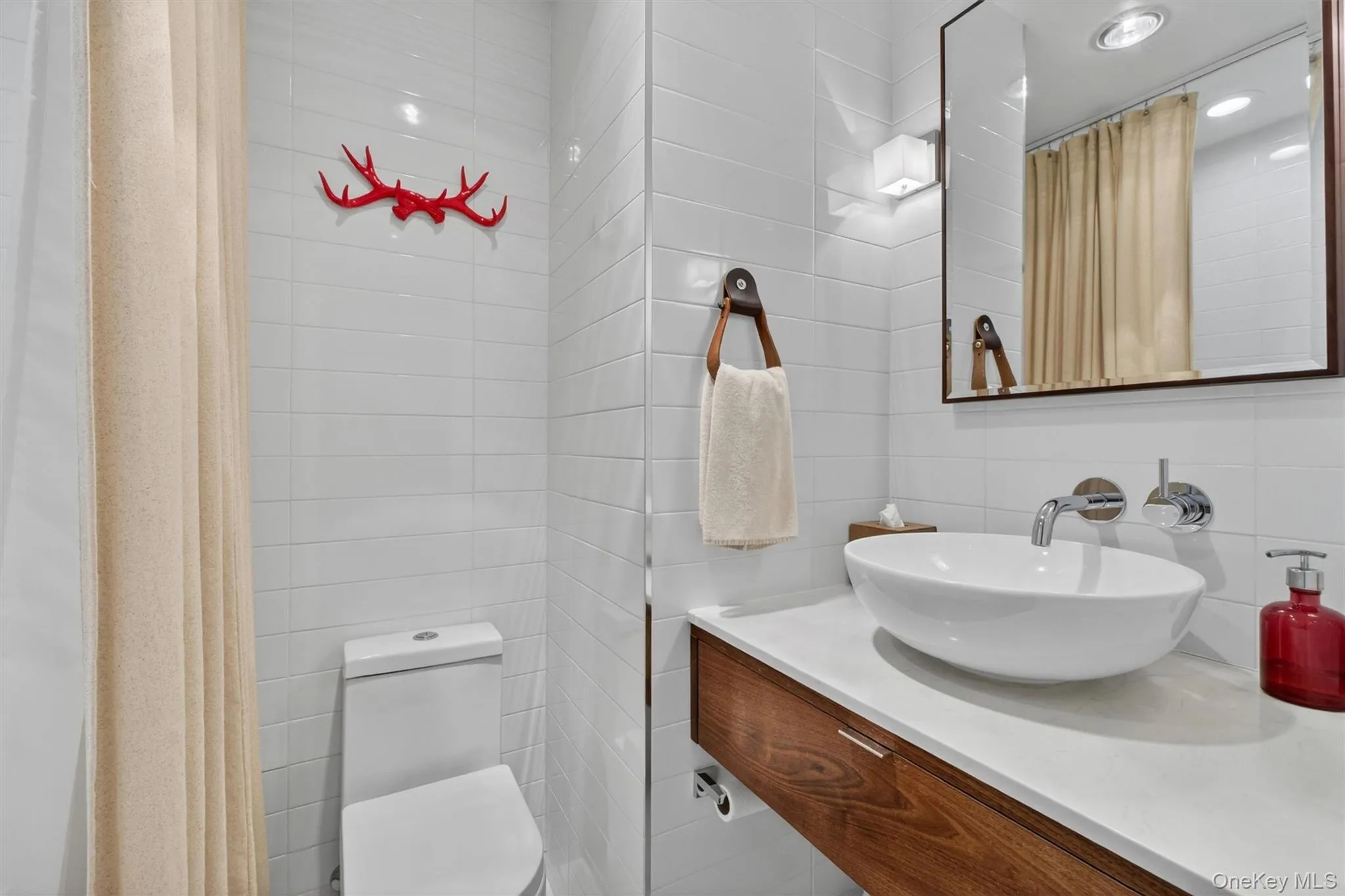Luxuriate in the second bathroom’s large tub Luxuriate in the second bathroom’s large tub