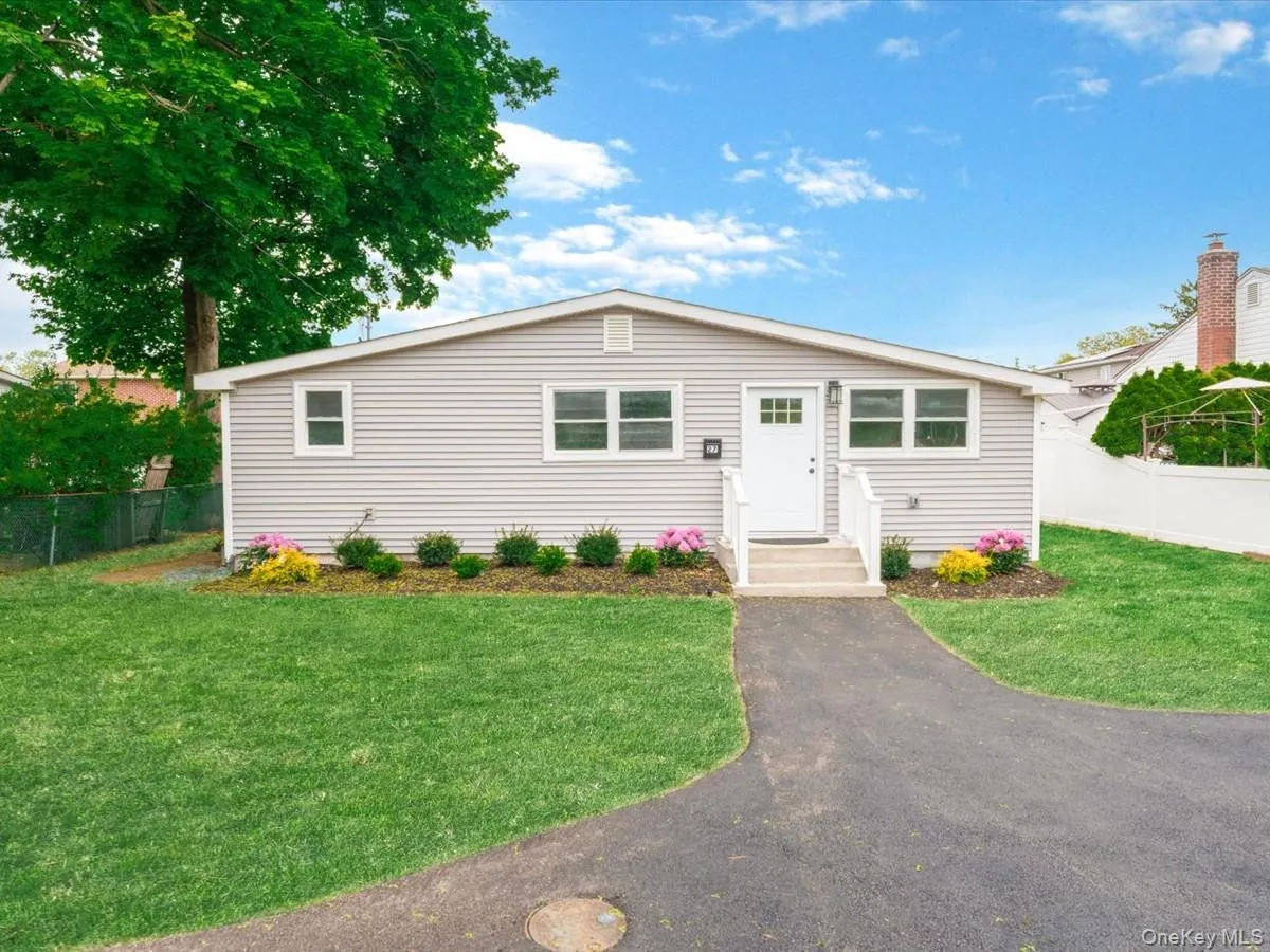 27 Old Farmingdale Road, West Babylon, NY, 3 Bedrooms Bedrooms, 6 Rooms Rooms,2 BathroomsBathrooms,Residential,For Rent,Old Farmingdale,0,998506 27 Old Farmingdale Road, West Babylon, NY, 3 Bedrooms Bedrooms, 6 Rooms Rooms,2 BathroomsBathrooms,Residential,For Rent,Old Farmingdale,0,998506