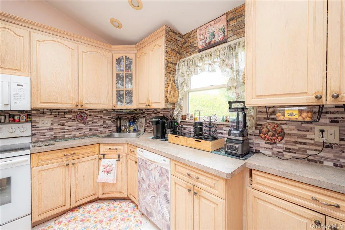 219 Kensington Avenue, Islip, NY, 5 Bedrooms Bedrooms, 10 Rooms Rooms,3 BathroomsBathrooms,Residential,For Rent,Kensington,0,998539 219 Kensington Avenue, Islip, NY, 5 Bedrooms Bedrooms, 10 Rooms Rooms,3 BathroomsBathrooms,Residential,For Rent,Kensington,0,998539