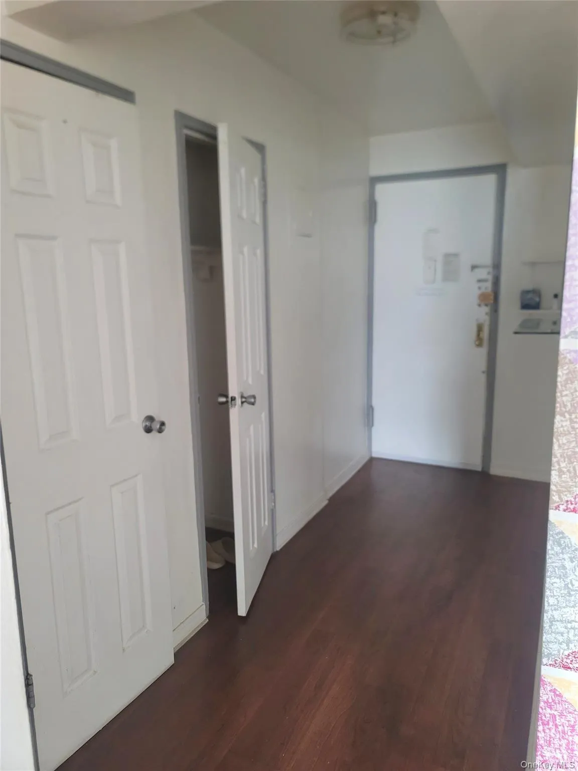 has 2 closets has 2 closets