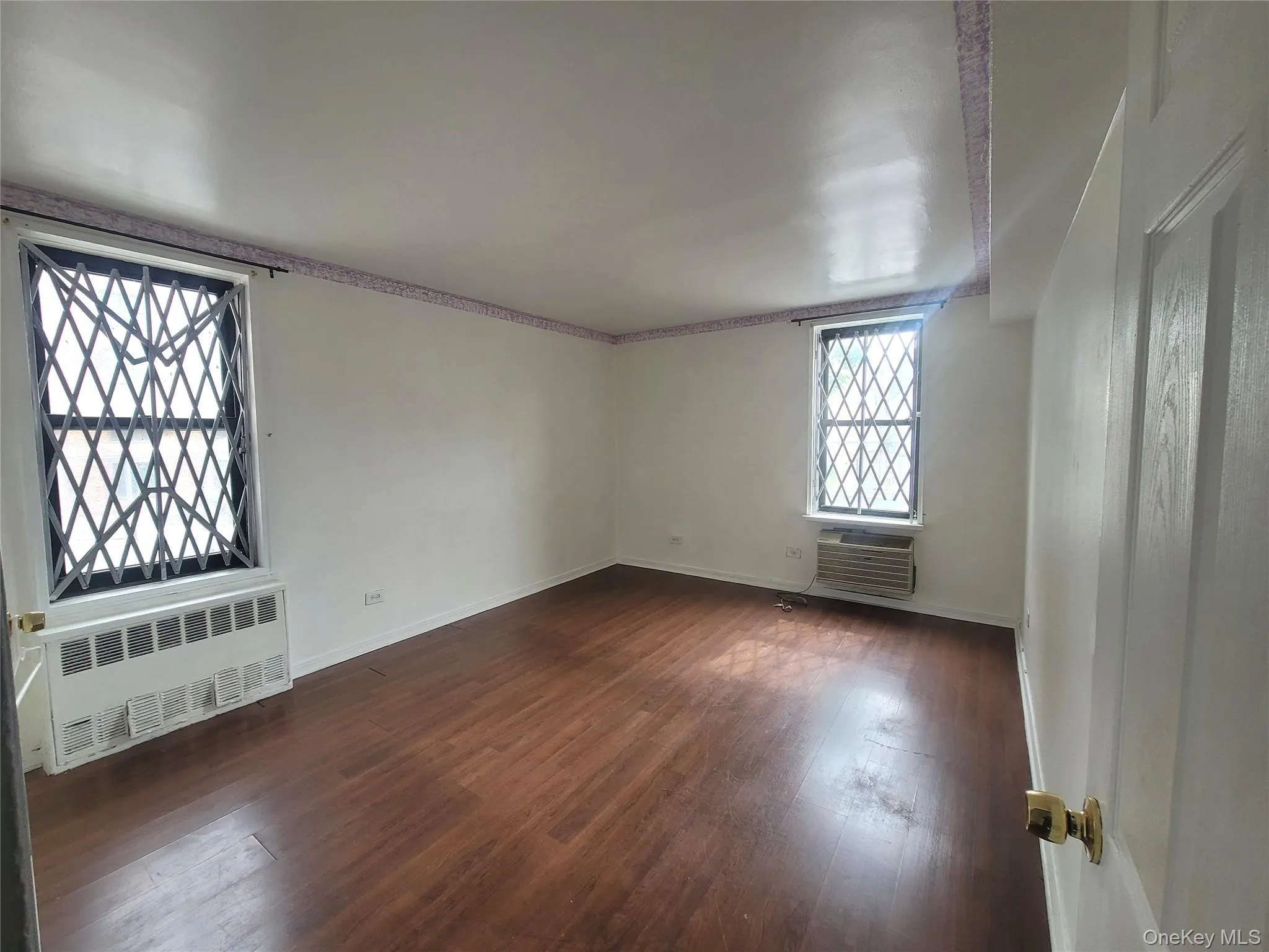 Bedroom with 2 windows and 2 closets Bedroom with 2 windows and 2 closets