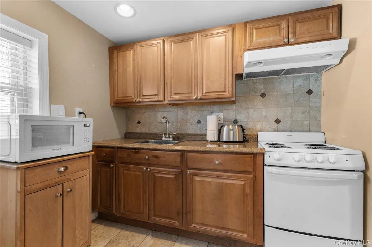 2968 Islip Court, Hempstead, NY, 5 Bedrooms Bedrooms, 10 Rooms Rooms,3 BathroomsBathrooms,Residential,For Rent,Islip,0,998636 2968 Islip Court, Hempstead, NY, 5 Bedrooms Bedrooms, 10 Rooms Rooms,3 BathroomsBathrooms,Residential,For Rent,Islip,0,998636