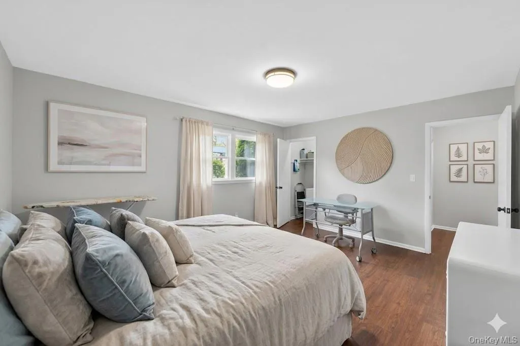 Large 4th bedroom ideal for a guest suite or den/office working from home days Large 4th bedroom ideal for a guest suite or den/office working from home days