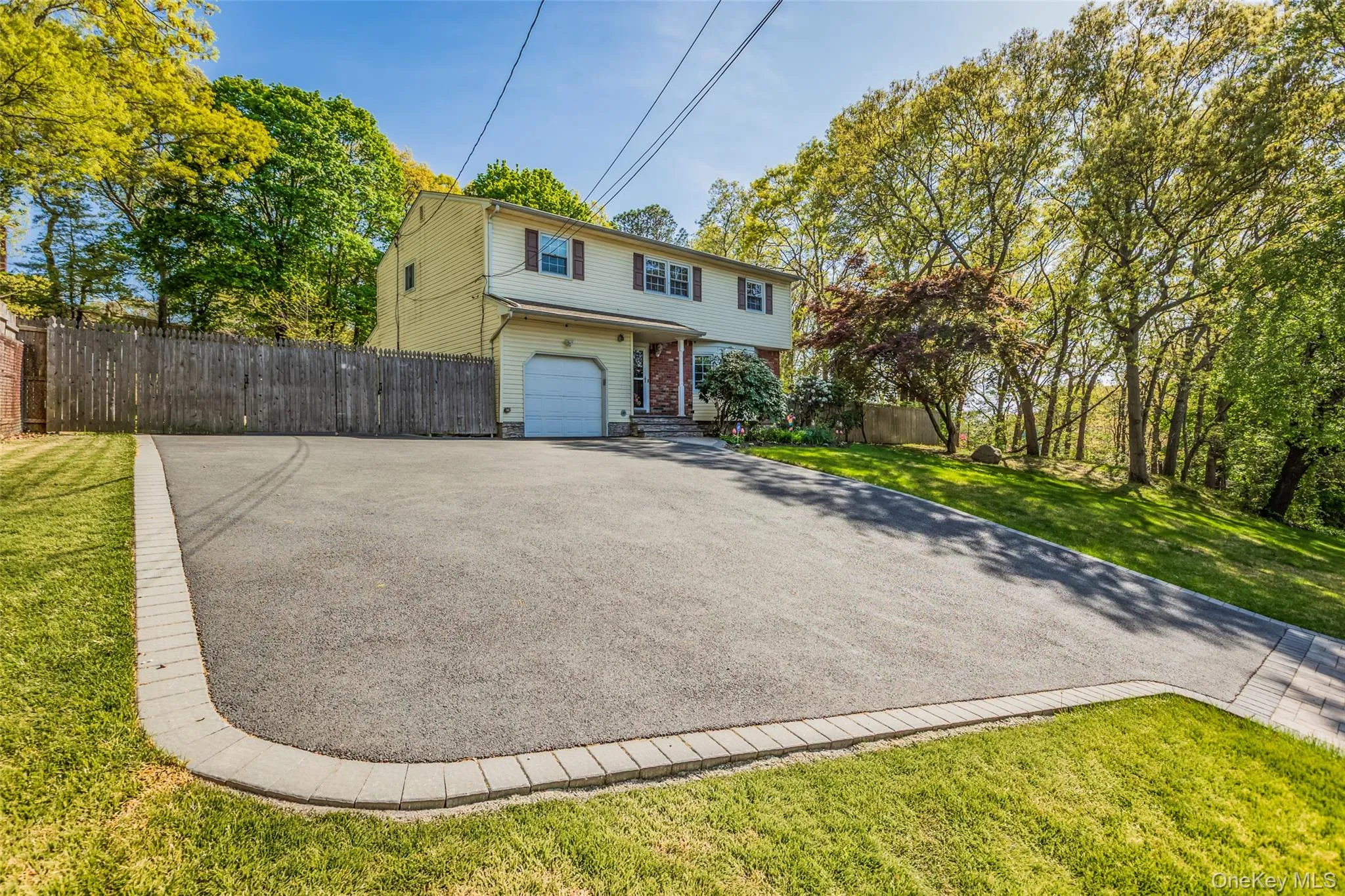 large driveway. can fit 10 cars large driveway. can fit 10 cars