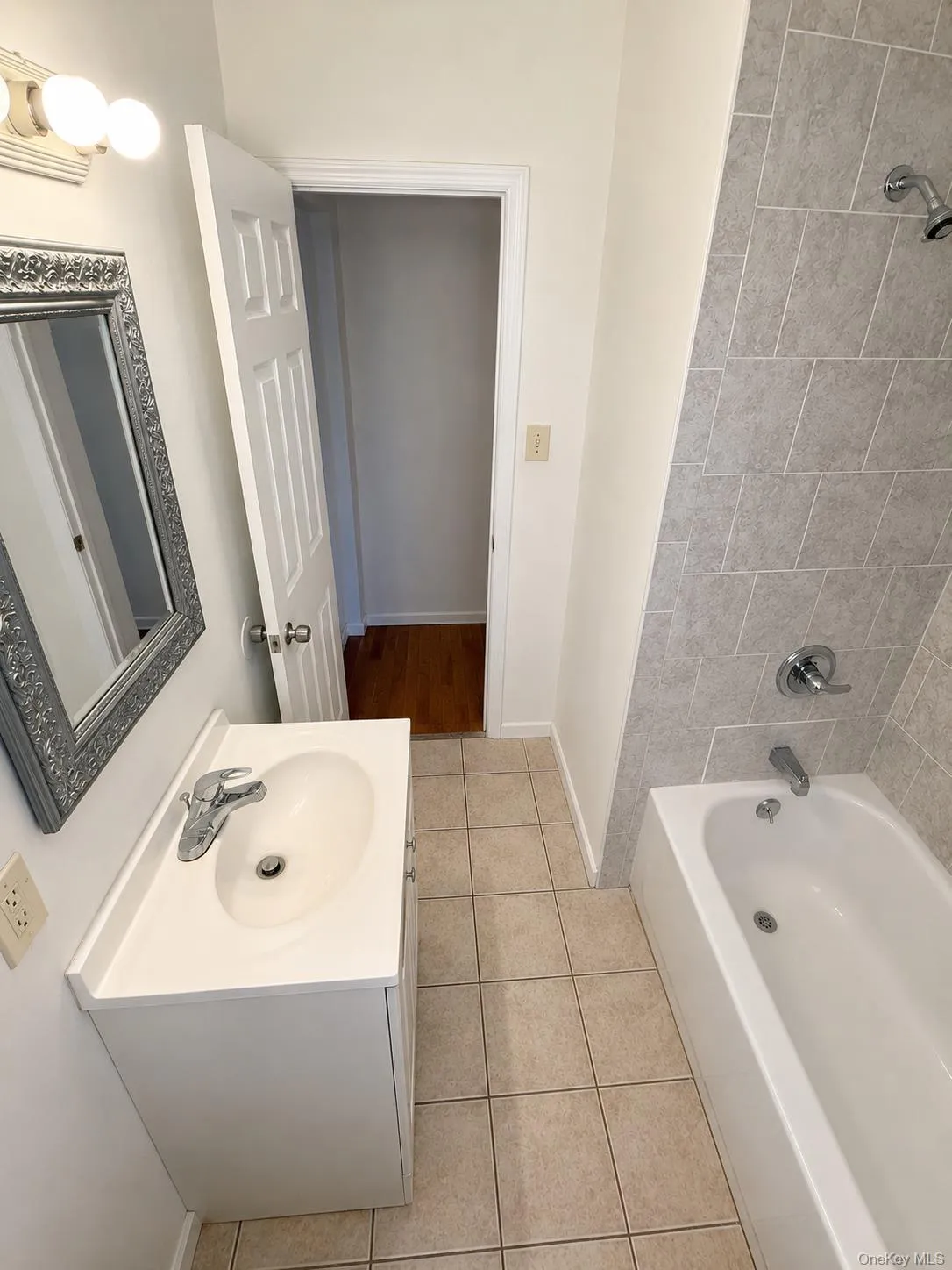 52 Hoffman Lane, Islip, NY, 3 Bedrooms Bedrooms, 7 Rooms Rooms,1 BathroomBathrooms,Residential Lease,For Rent,Hoffman,0,998806 52 Hoffman Lane, Islip, NY, 3 Bedrooms Bedrooms, 7 Rooms Rooms,1 BathroomBathrooms,Residential Lease,For Rent,Hoffman,0,998806