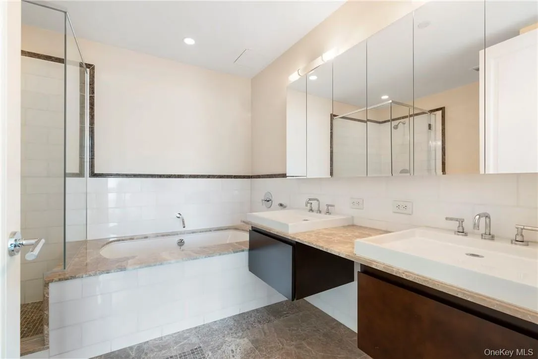 Main BR Bath Main BR Bath