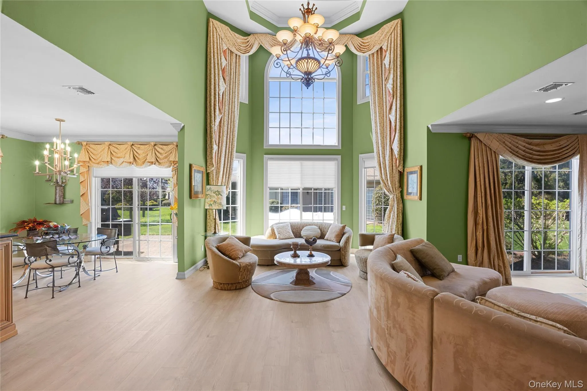 Bright Open Floor Plan Bright Open Floor Plan